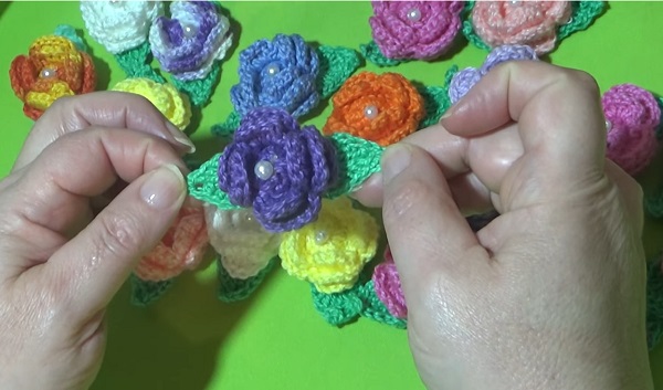 Mini rosas crochet con hojas